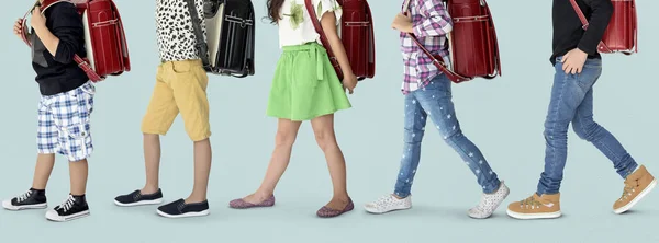 Enfants marchant avec des sacs à dos — Photo