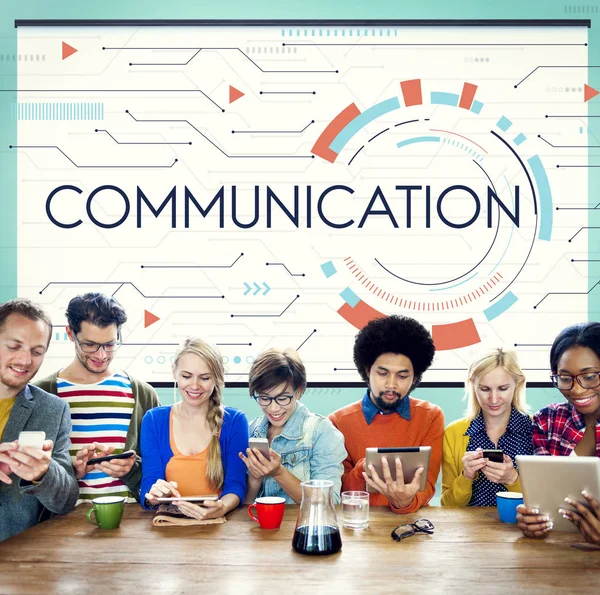 Dijital aygıtlar kullanan insanlar