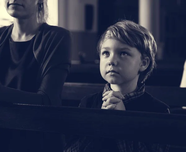 Pojke be i kyrkan — Stockfoto