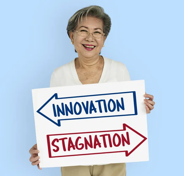 Senior asiatisk kvinna håller plakat — Stockfoto