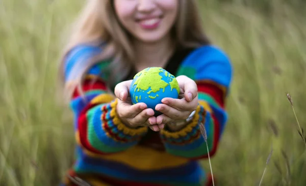 Mulher segurando pequeno globo — Fotografia de Stock