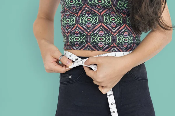 Mujer que mide la longitud de la cintura — Foto de Stock