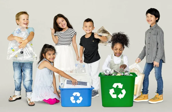 Kinder mit Abfall zum Recyceln — Stockfoto