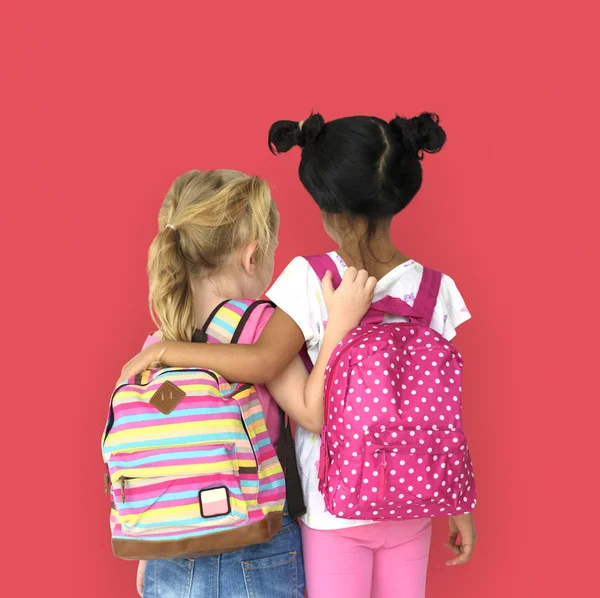 Маленькие девочки с рюкзаками — стоковое фото