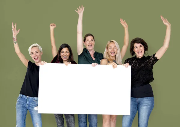 Mujeres sonrientes sosteniendo banner vacío — Foto de Stock