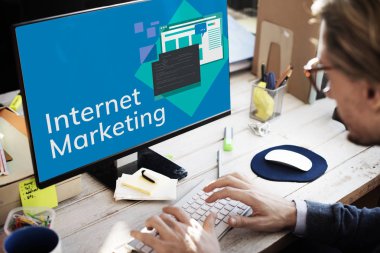 Bilgisayarda çalışan adam 