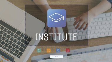 Çocuk bilgisayar klavye üzerinde ellerini