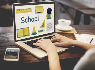 Dizüstü bilgisayarda yazan kişi