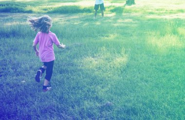 Çim alanda koşan kız