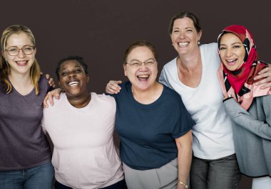 Çok ırklı kadın grubu