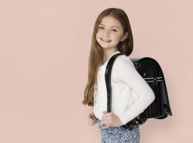 Sırt çantalı liseli kız