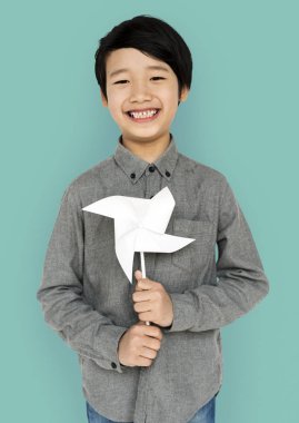 Asyalı çocuk oyuncak yel değirmeni ile