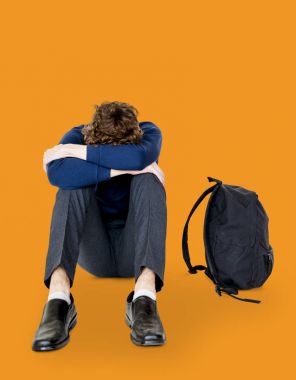 stresli öğrenci tek başına oturmak