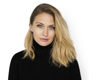 Studio sarışın kadın