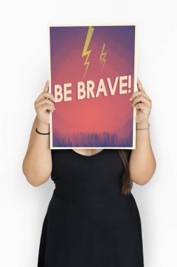 Kadın afişini tutar