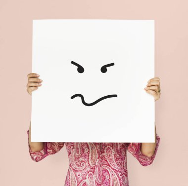 Beyaz afişini suratla kapsayan kişi 