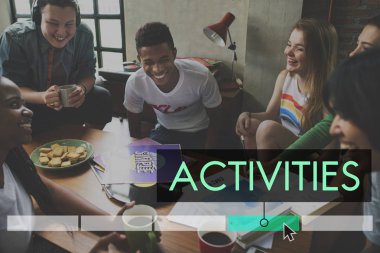 arkadaşlar kafede gülüyor