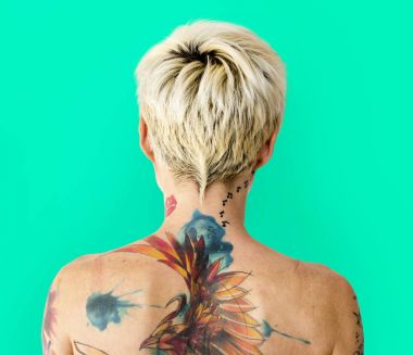 gömleksiz dövmeli sarışın kadın