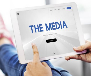 kişi holding dijital tablet