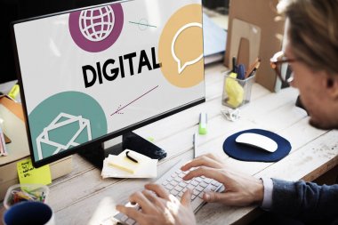 Bilgisayarda çalışan adam 