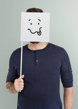 Kağıt bayrak ile yüz kapsayan adam