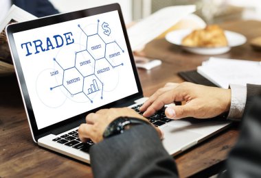 Tipik dizüstü klavye üzerinde iş adamları