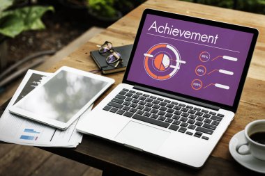 açılan dizüstü bilgisayar ile ahşap masa