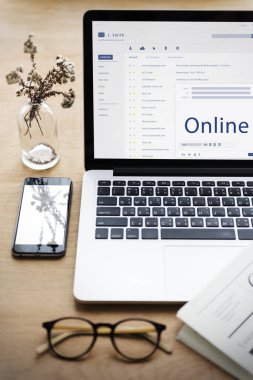 ahşap çalışma masa laptop ile