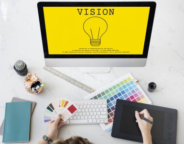 tasarımcı grafik tablası üzerinde çizim