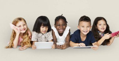 çocuklar dijital cihazlar kullanarak