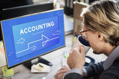 Bilgisayarda çalışan adam 