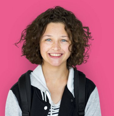  üniformalı gülümseyen genç kız