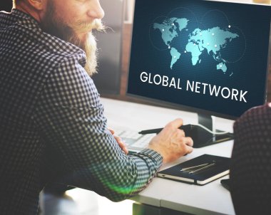 Bilgisayarda çalışan iş adamı