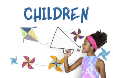 Megafon ile mutlu küçük kız