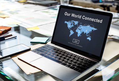 Çalışma masasında dizüstü bilgisayar