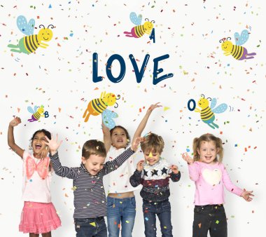 mutlu çocuk konfeti atma