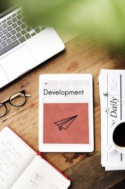 Dijital tablet ile ahşap masa