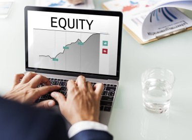 Bilgisayarla çalışan bir iş adamı