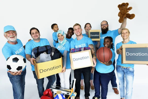 Voluntarios sosteniendo cajas — Foto de Stock