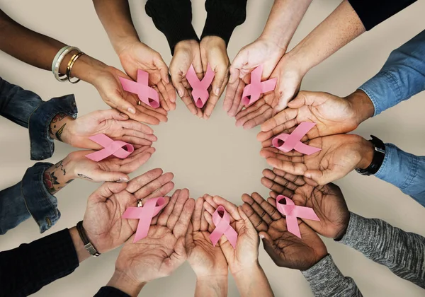 AIDS şeritler tutan elleriyle — Stok fotoğraf