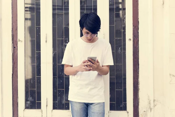 Ασιατικό άτομο χρησιμοποιώντας smartphone — Φωτογραφία Αρχείου