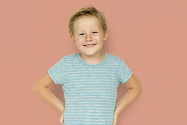 Chłopiec w stylowe t-shirt w paski — Zdjęcie stockowe
