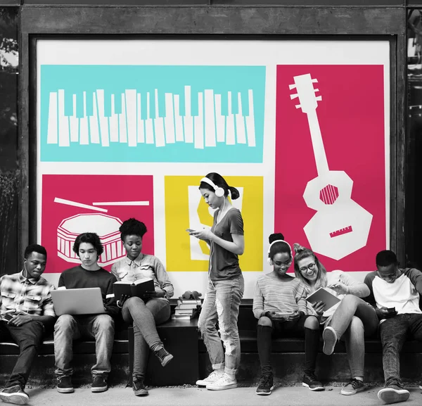 Молоді студенти сидять біля плакату — стокове фото