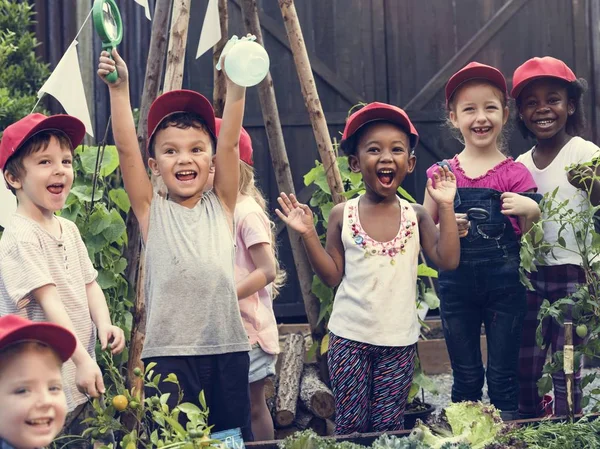 Kleine Studenten halten die Hände in die Höhe — Stockfoto