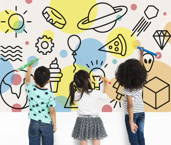 Kinderen tekenen op de muur — Stockfoto