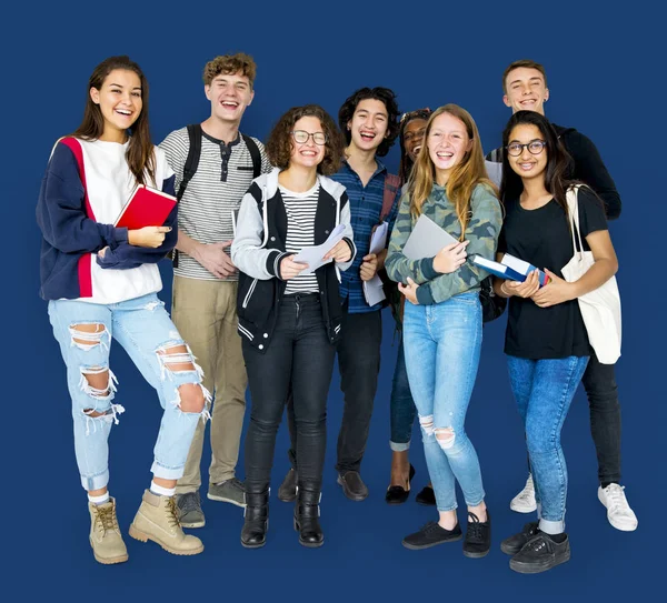 Studenti sorridenti in piedi in studio — Foto Stock