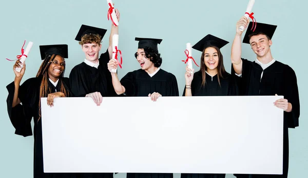 Studenten houden banner — Stockfoto