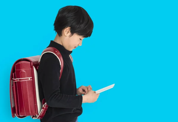 Asiatico scuola ragazzo con digitale tablet — Foto Stock