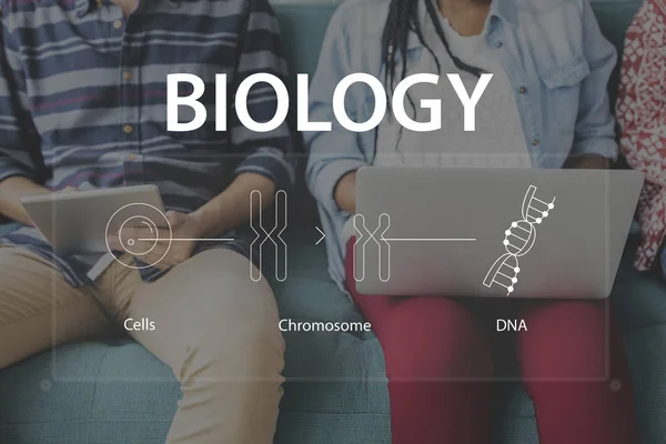 장치를 사용 하 여 사람들과 생물학 개념 — 스톡 사진