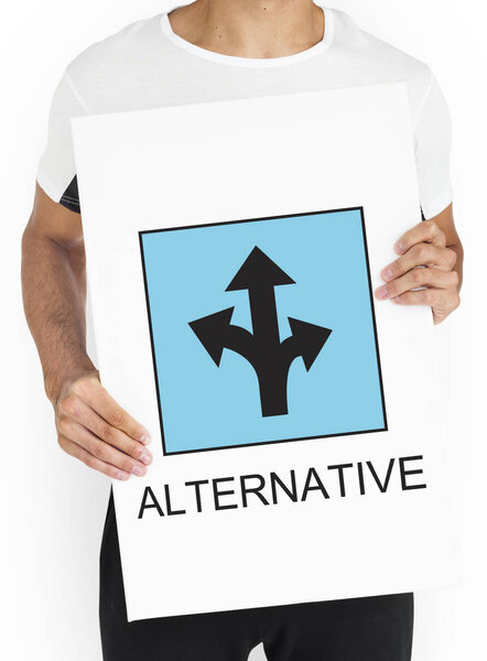 мужчина держит в руках карту
